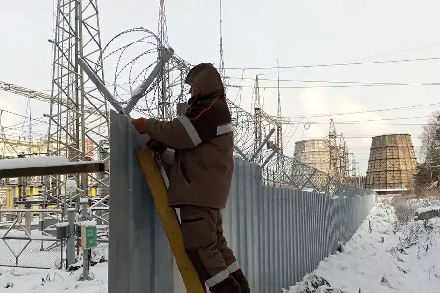 Barbed wire installation