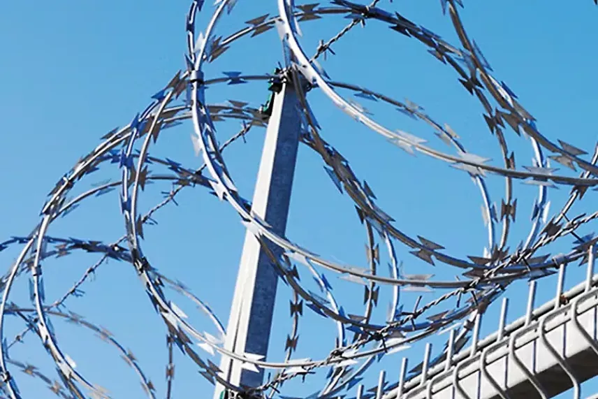 Спиральное заграждение Концертина крупным планом – армированная конструкция с лезвиями