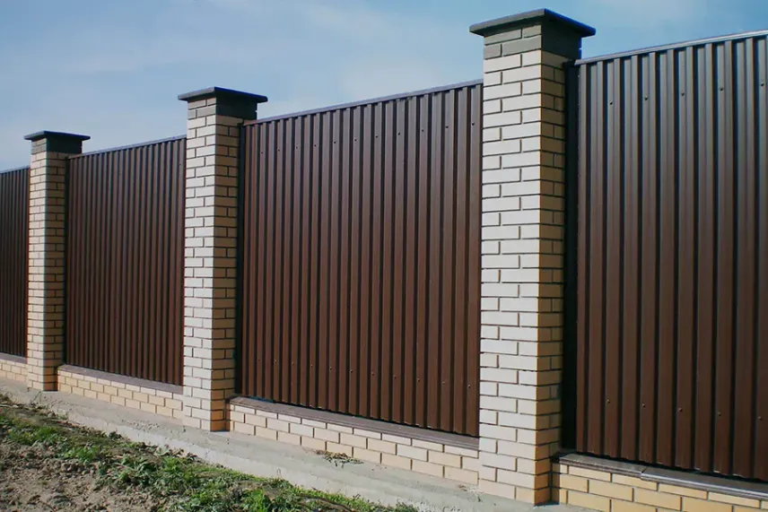 Особенности установки заборов и ограждений